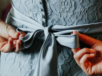 Πώς θα μάθεις να φτιάχνεις τον τέλειο φιόγκο στα ρούχα σου μέσα σε 10"