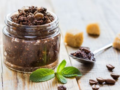 Tips για μαμάδες: Σπιτικά scrub προσώπου με μαύρη ζάχαρη