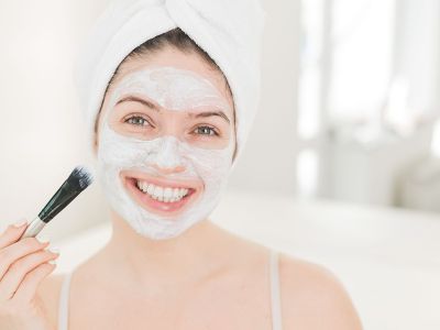 Tips για μαμάδες: Τρεις σπιτικές μάσκες προσώπου με γιαούρτι