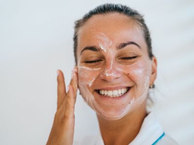 Face massage: Ο τρόπος για να διώξεις μακριά τις ρυτίδες με μερικές απλές κινήσεις (video)