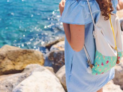 Τα 5 πράγματα που χρειάζεσαι μέσα στην τσάντα για τη θάλασσα (photos)