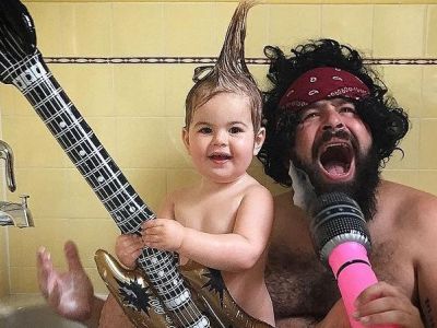 Μπαμπάδες γίνονται ξανά παιδιά για χάρη των παιδιών τους (pics)