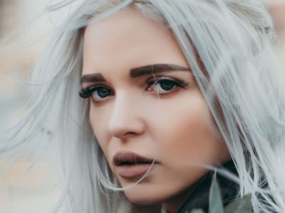 Γκρίζα μαλλιά; Δεν είναι θέμα ηλικίας! Δες πώς μπορείς να τα συνδυάσεις με το μακιγιάζ σου