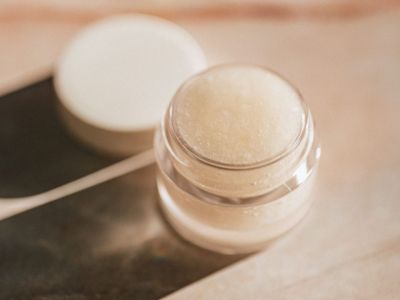 Δες πώς θα φτιάξεις μόνη σου αντηλιακό balm χειλιών