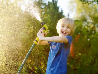 Δραστηριότητες για παιδιά: Πέντε παιχνίδια με νερό για τις μέρες του καύσωνα