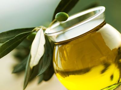 Ελαιόλαδο: 5 τρόποι να το χρησιμοποιήσετε στη φροντίδα της επιδερμίδας σας