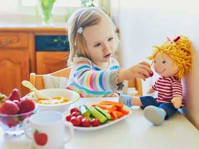 Πρέπει να αφήνουμε τα παιδιά να παίζουν με το φαγητό τους;