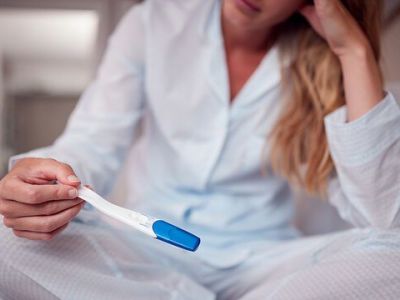 Γιατί η γονιμότητα της γυναίκας μειώνεται όσο αυτή μεγαλώνει;