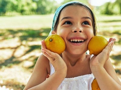 Δύο πειράματα για παιδιά με φλούδες λεμονιού (βίντεο)