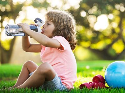 Πόσο νερό πρέπει να πίνουν τα παιδιά το καλοκαίρι;