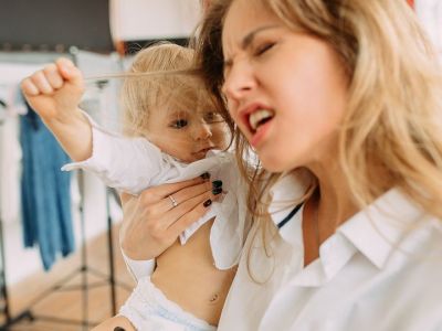 Γιατί στο νήπιο αρέσει να τραβάει τα μαλλιά σας και πώς θα σταματήσει