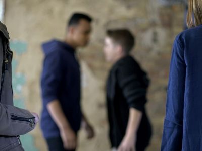 Νεανική παραβατικότητα: Τι ωθεί τα παιδιά στη βία;