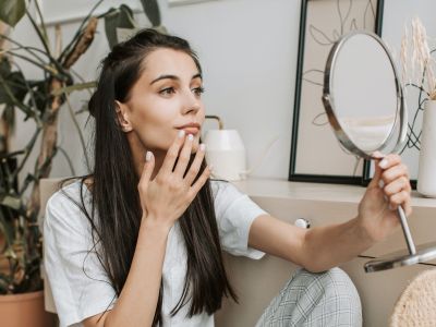 Beauty DIY: Φτιάξε μόνη σου μια συσφικτική μάσκα για το πρόσωπο (βίντεο)