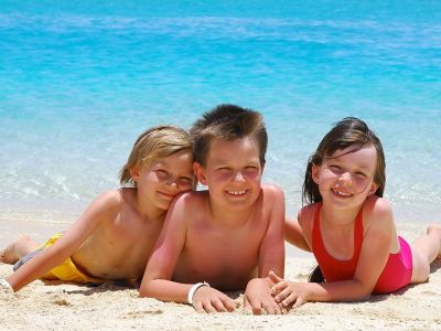 Παραλίες στην Αττική για οικογενειακές αποδράσεις - Πού να πάτε με τα παιδιά