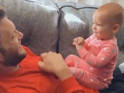 Μωράκι μιλάει στον κωφό μπαμπά του χρησιμοποιώντας τη νοηματική γλώσσα