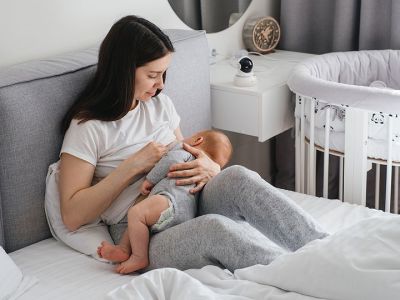 Γιατί ένα μωρό δαγκώνει το στήθος κατά τη διάρκεια του θηλασμού;