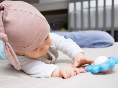 Βρεφικά παιχνίδια: Τρεις λόγοι για να αγοράσετε κουδουνίστρα στο μωρό