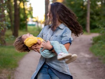 Μια φορά κι έναν καιρό σε ένα σπίτι τόσα δα μικρό, ξύπνησε από κλάματα μωρού μια μαμά