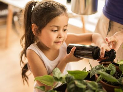 Tips για μαμάδες: Πώς να ραντίσετε χωρίς χημικά τα φυτά σας