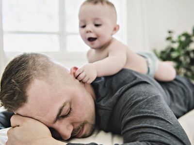 Οι μπαμπάδες δεν χρειάζονται ξυπνητήρι όταν κοιμούνται με το μωρό τους (vid)