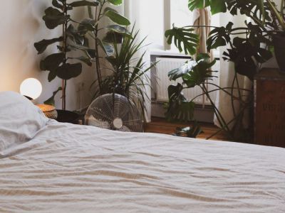 Το σεντόνι στην κατάψυξη; 3 ανορθόδοξοι τρόποι για να δροσιστείς χωρίς κλιματιστικό