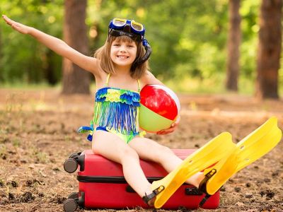 Ετοιμάζεσαι για διακοπές; Πώς θα χωρέσεις πολλά παιδικά ρούχα σε μια βαλίτσα