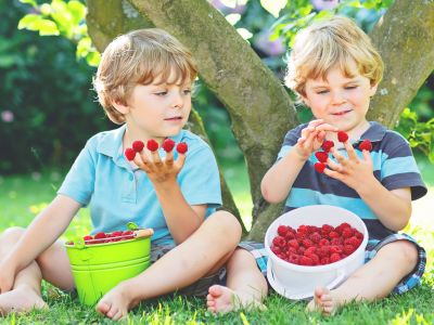 Πώς να βοηθήσετε τα παιδιά να κάνουν νέες φιλίες στις καλοκαιρινές διακοπές