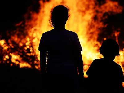 Τα παιδιά βιώνουν τη φρίκη, για μία ακόμη φορά, μπροστά στη φυσική καταστροφή