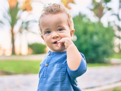 Πώς θα σταματήσει το νήπιο να βάζει αντικείμενα στο στόμα του;