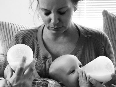 Θήλασε τις δίδυμες κόρες της 161 ημέρες - Πώς ένιωσε όταν σταμάτησε