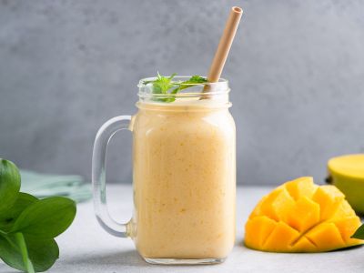 Καλοκαιρινό smoothie με μάνγκο και ανανά για όλη την οικογένεια