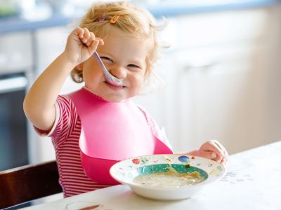 Διατροφή νηπίου: Επτά σούπερ τροφές και τα οφέλη τους