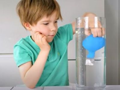 Πειράματα για παιδιά: Δοκιμάστε κι εσείς το πείραμα με το νερό & το μπαλόνι