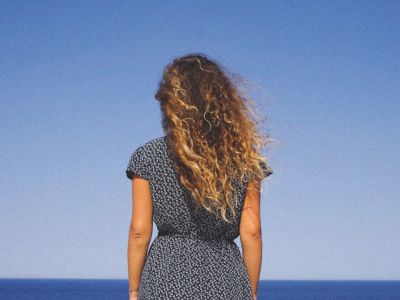 Curl Talk: Tips για ωραία, σγουρά και χωρίς κόμπους μαλλιά στις διακοπές