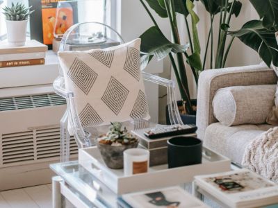 Διακοπές τέλος: Άλλαξε διακόσμηση στο σαλόνι σου αλλά και διάθεση- 5 tips για να εμπνευστείς