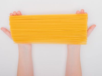 Το παιχνίδι με τα μακαρόνια που θα κρατήσει τα παιδιά σας απασχολημένα για ώρες