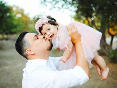 Συγκινούν οι φωτογραφίες μπαμπά και κόρης για έναν πολύ ιδιαίτερο λόγο