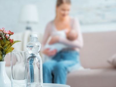 Γνωρίζατε ότι το πολύ νερό μπορεί να μειώσει τη ροή γάλακτος στον θηλασμό;