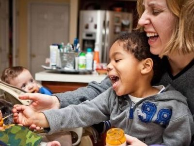 Από τη μάχη με την υπογονιμότητα στη μητρότητα με τρία παιδιά