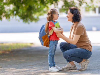 Πρώτη μέρα στο σχολείο: 7 ενθαρρυντικές φράσεις για να πείτε στο παιδί σας