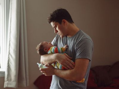 Και όμως, υπάρχει και η ανδρική επιλόχεια ή μεταγεννητική κατάθλιψη