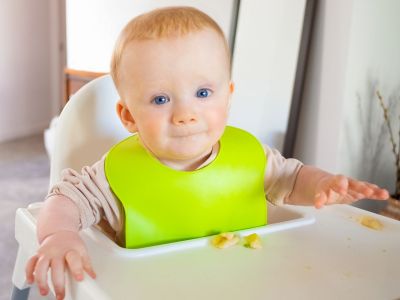 Πώς θα καταλάβετε ότι το μωρό είναι έτοιμο να ξεκινήσει τις στερεές τροφές;