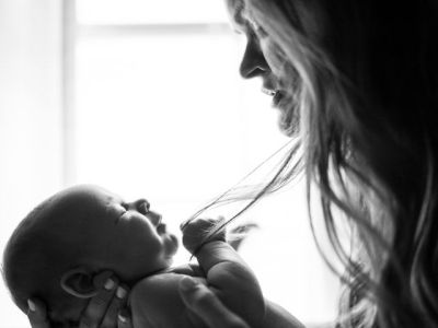 Η μητρότητα μπορεί να είναι απίστευτα μοναχική