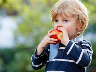 Πρέπει το παιδί να τρώει το μήλο με τη φλούδα ή όχι;