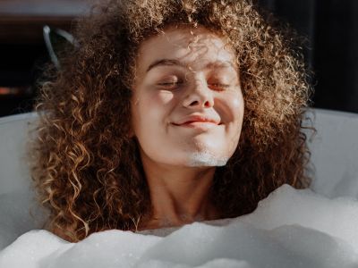 Βλέπεις χαλάρωση στο δέρμα σου; Ίσως φταίει το λάθος που κάνεις στο μπάνιο σου