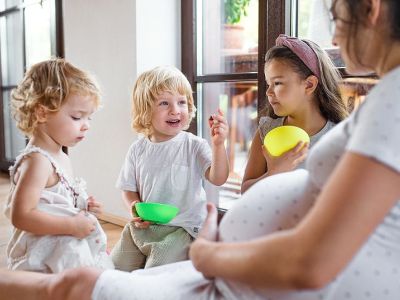 Γιατί δεν πρέπει να μοιράζεστε φαγητό με το νήπιο παιδί σας αν είστε έγκυος