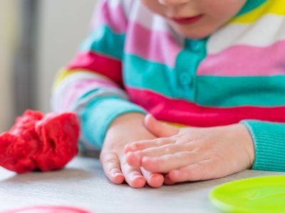 Αισθητηριακά παιχνίδια με πλαστελίνη για νήπια (βίντεο)