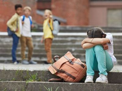Πώς να βοηθήσετε το παιδί σας όταν το κοροϊδεύουν στο σχολείο