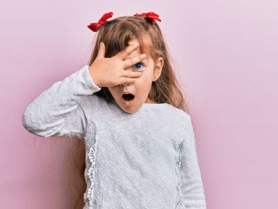 Ντροπαλό παιδί στο σχολείο: Απλά tips για να τονώσετε την αυτοπεποίθησή του