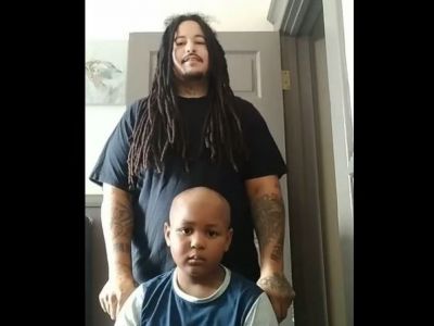 Viral βίντεο: Η συγκινητική πράξη ενός μπαμπά για τον καρκινοπαθή γιο του